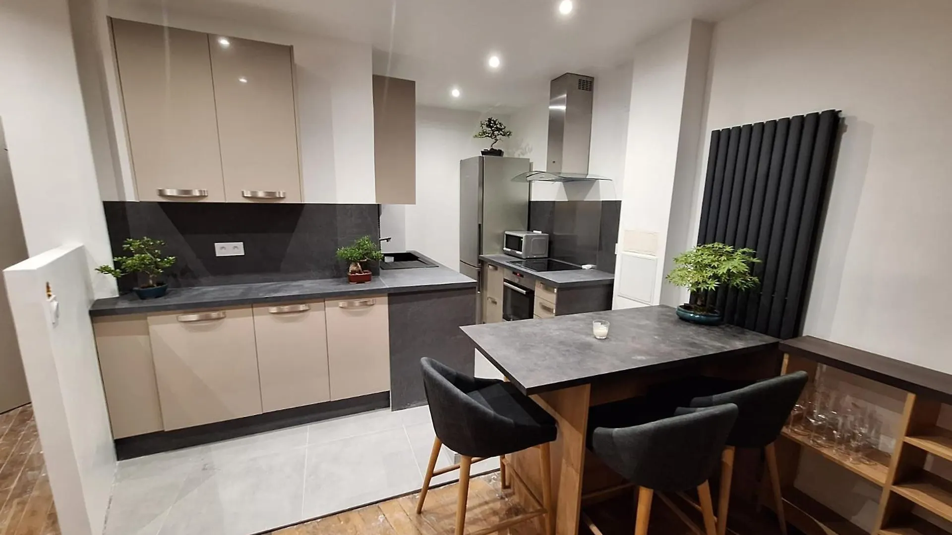 Read Well - Spare Double Bedroom In Cosy Close To Convention Center In 15th District Apartment *