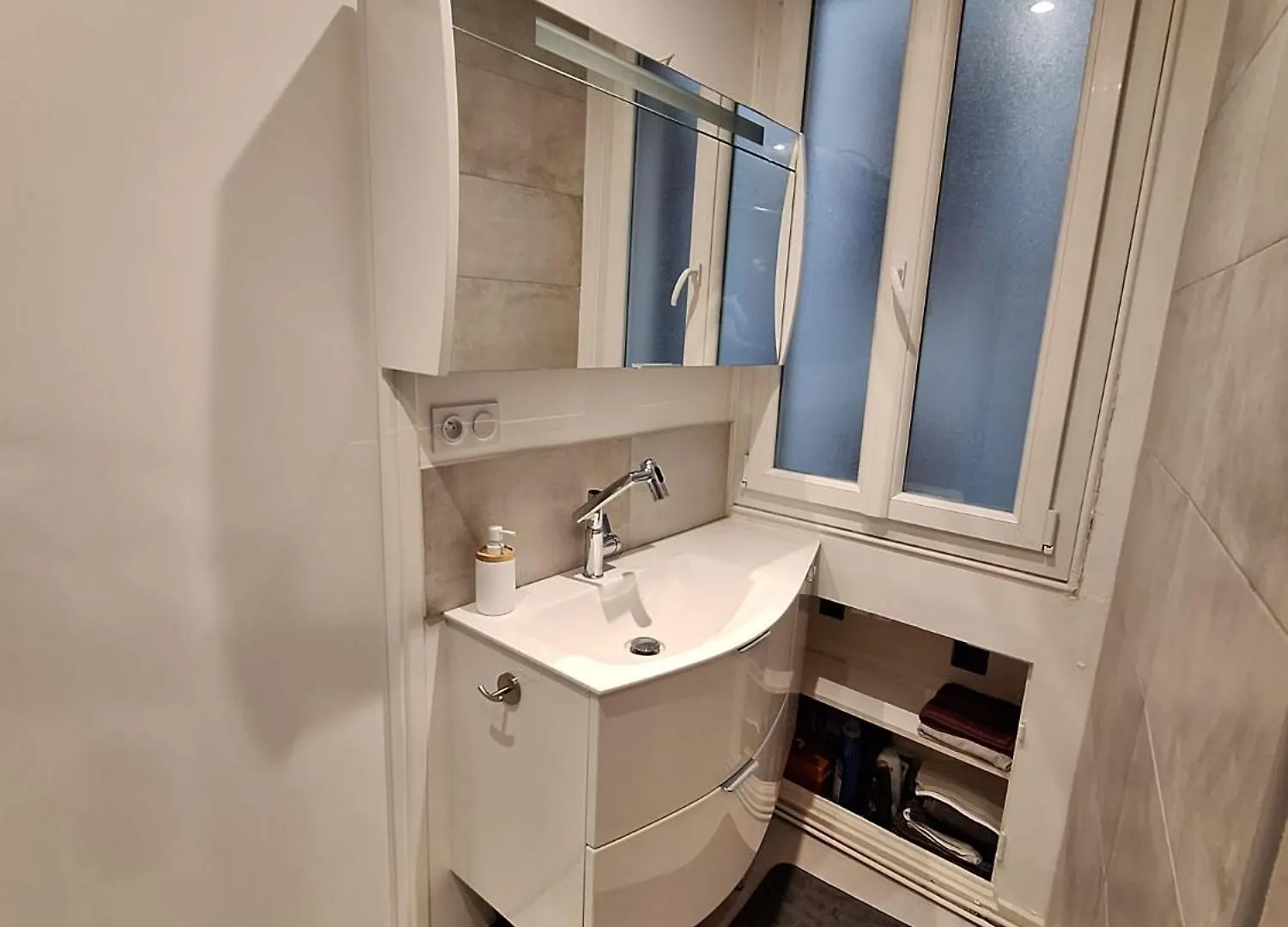 Read Well - Spare Double Bedroom In Cosy Close To Convention Center In 15th District Apartment
