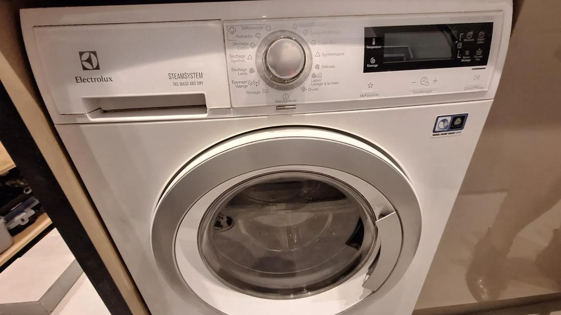 Read Well - Spare Double Bedroom In Cosy Close To Convention Center In 15th District Lägenhet *